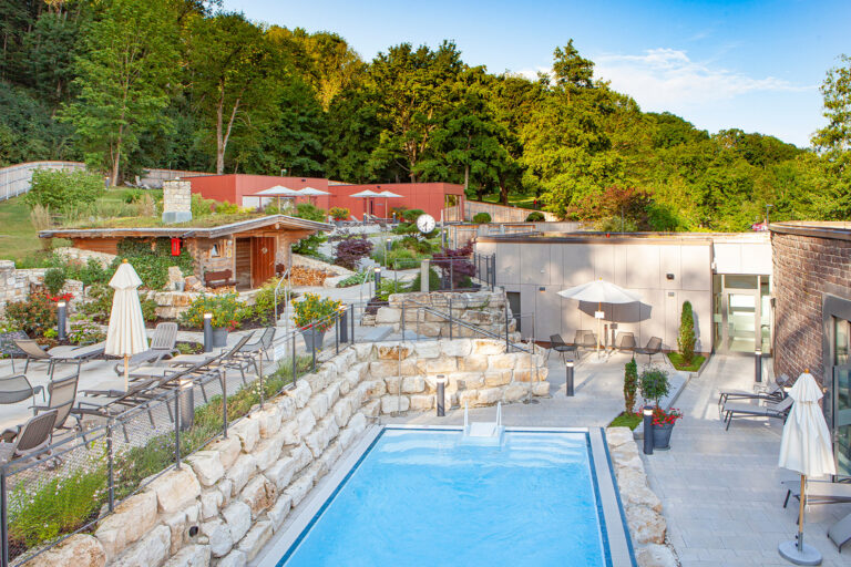 Panoramaaufnahme des Außenbereichs der Saunawelt.