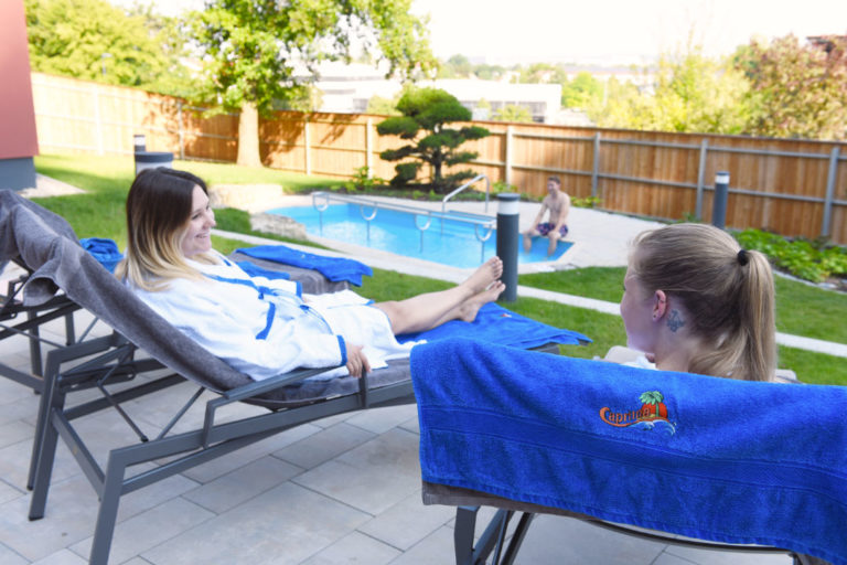 Zwei Damen in Liegestühlen auf der Terrasse der Saunawelt.