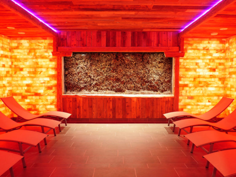 Ein Liegebereich der Saunawelt in gemütlich, warmen Licht.